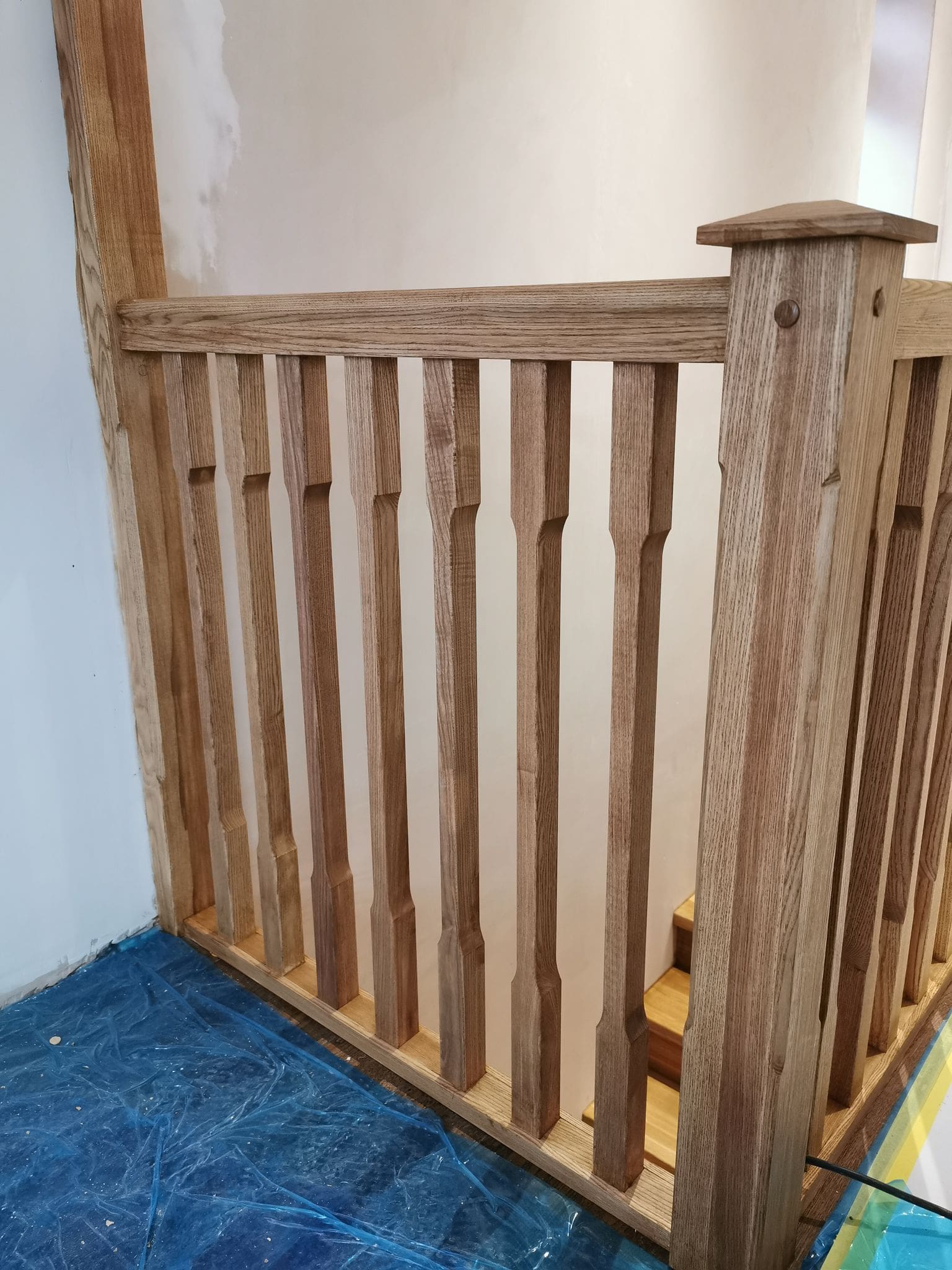 elegantly carved spindles to the bannister